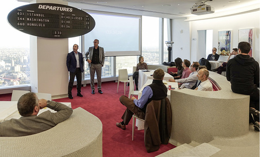 



Beratung im 86. Stockwerk: Das Interpane Beraterteam beim Workshop in der TWA Lounge des One World Trade Centers in New York. Hier wurde auch der neue Beschichtungs-Service „Coating on Demand“ vorgestellt.
