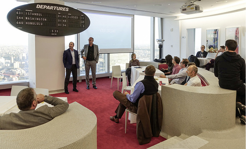 <p>
</p>

<p>
Beratung im 86. Stockwerk: Das Interpane Beraterteam beim Workshop in der TWA Lounge des One World Trade Centers in New York. Hier wurde auch der neue Beschichtungs-Service „Coating on Demand“ vorgestellt.
</p> - © Matthias Rehberger / GLASWELT

