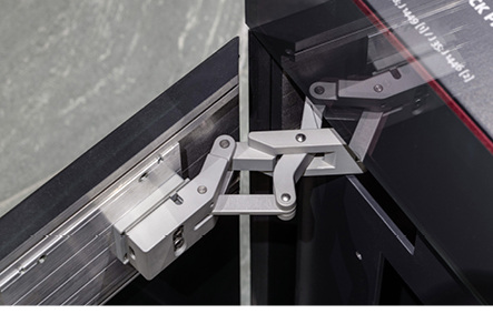 



Über die 3-D-Einstellung kann der versioX-Beschlag sehr präzise in jede Richtung justiert werden, und das ohne Unterbau der Scheibe.
