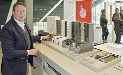 
Finstral denkt in Modulbauweise: Das Fenster hat immer einen Kunststoffkern. Innen und außen können ganz unterschiedliche Werkstoffe zur Anwendung kommen. So entstehen ganz individuelle Kombinationsmöglichkeiten.



