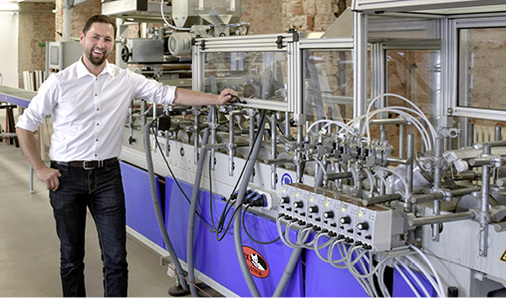 



Marcel Oertel ist Anwendungstechniker bei Hornschuch. Mit der eigenen Kaschieranlage im Werk kann er alle Situationen der Kunden nachstellen. 
