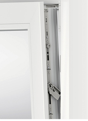 



Mit der „TiltSafe“-Technik lässt sich auch bei Fenstern in Kippstellung eine Einbruchhemmung gemäß RC 2 erzielen. Die Basis dafür schaffen je drei gleiche Sicherheits-Kipplüftungsbauteile aus Stahl für den Rechts- bzw. Linksanschlag.
