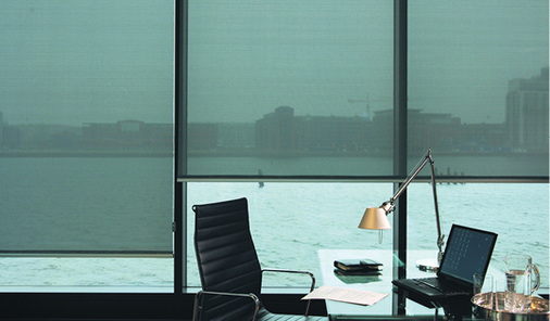 



Die Anforderungen des Leitfadens verknüpft mit denen der Arbeitsstättenverordnung sichert dem Bürobenutzer trotz Blendschutz den Kontakt nach draußen.
