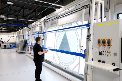 Die Produktionsstätte ist für Qualität auf höchstem Niveau ausgestattet, um eine lange Lebensdauer der Glas-Module sicherzustellen. Hier wird ein Glas in dreieckigem Format vor dem Versand einer abschließenden Qualitätskontrolle unterzogen.