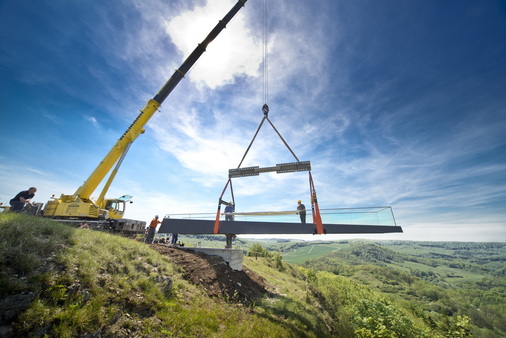 Die gute Zusammenarbeit zwischen Architekt, Glasverarbeiter und Metallbauer macht es heute möglich, dass die Besucher auf dem Skywalk das Naturpanorama genießen können.