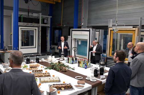 Stefan Tenbuß geht auf die Vorteile des neuen Schulungsraumes und der Prüfeinrichtungen ein.