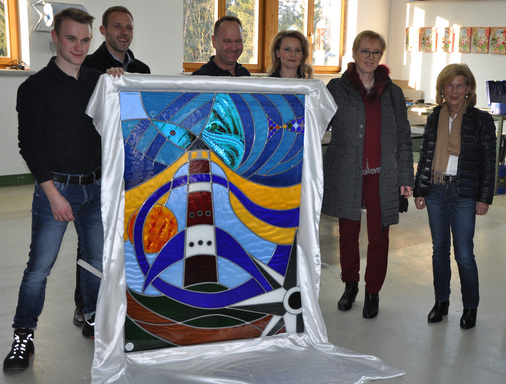 Freude an der Berufsschule Vilshofen (v.l): Bundessieger Dominik Bernecker, Klassenleiter Tobias Stadler, Eltern Andreas und Claudia Bernecker, Schulleiterin Christa Jungwirth und Fachoberlehrerin Mariele Gaßner- Priebe - © Johannes Gabriel
