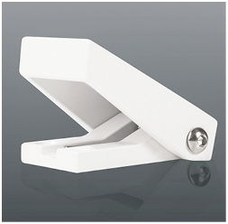 



Die untere Seite des Fenster-Schnappers wird am Mauerwerk befestigt, der obere Teil schnappt dann vor das geschlossene Fenster.
