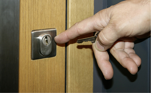 



Dieser Schließzylinder ist nicht mit einer Zange zu fassen und herauszubrechen.
