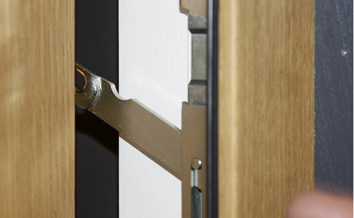 



Diese Türspaltsicherung ersetzt auf elegante Weise die altbekannte Kette.
