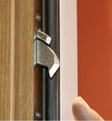 



Die Mehrfachverriegelung wird durch den Schwenkhaken noch sicherer.
