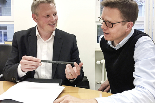 
Achim Kockler, geschäftsführender Gesellschafter der Innoperform GmbH zeigt GLASWELT Chefredakteur Daniel Mund den Prototyp des arimeo-Fensterfalzlüfters.



