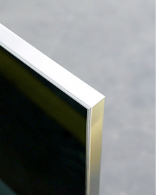 <p>
</p>

<p>
Für das freischwebende Design des Tores verzichtet der Hersteller auf einen Rahmen. Lediglich ein dünnes Alu-Profil schützt die Glaskanten. 
</p> - © Foto: Supeero Systeme GmbH

