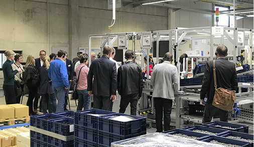 



Die Besucher staunten nicht schlecht – fast nichts blieb ihren Blicken beim Werksrundgang in der neuen gegliederten Produktion verborgen.
