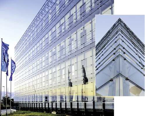 
Die geschuppte Glasfassade richtet sich nach den Proportionen des Bestandsgebäudes aus.



