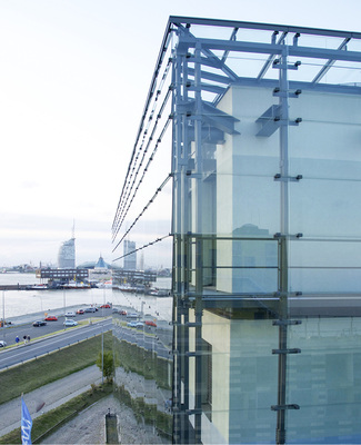 
Das Bild zeigt sehr gut, wie die Haltekonstruktion der vorgesetzten Fassadengläser bzw. der Dachelemente auch um die Ecke entsprechend weitergeführt werden kann. 



