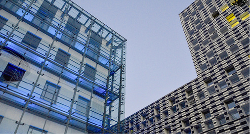 
Die vorgesetzte Glasfassade besitzt auch farbige Elemente, die das sanierte Gebäude optisch hervorheben.



