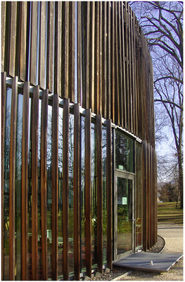 <p>
</p>

<p>
Bei der Kantine der Bundesanstalt für Landwirtschaft und Ernährung in Bonn bietet die „Brise Soleil“-Bauweise durch ihre engen, beweglichen Holzlamellen Schutz vor Überhitzung sowie vor Vogelschlag.
</p> - © Foto: Heiko Haupt

