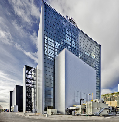 



Beim Erdgaskraftwerk Lausward sorgen beim „Block Fortuna“ schmale Horizontalstreifen auf dem Glas dafür, dass Vögel die Glasfassade als Hindernis erkennen.
