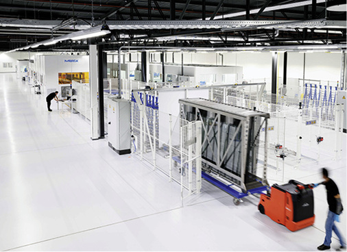 <p>
</p>

<p>
In der neuen Produktionsstätte werden die Module in einem hochautomatisierten Prozess in unterschiedlichen Formen und bis zum Format von 1,6 × 3,5 m gefertigt.
</p> - © Foto: Merck

