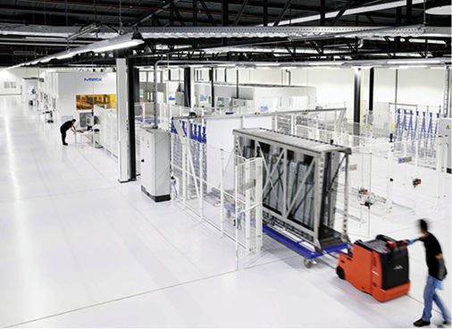 



In der neuen Produktionsstätte werden die Module in einem hochautomatisierten Prozess in unterschiedlichen Formen und bis zum Format von 1,6 × 3,5 m gefertigt.
