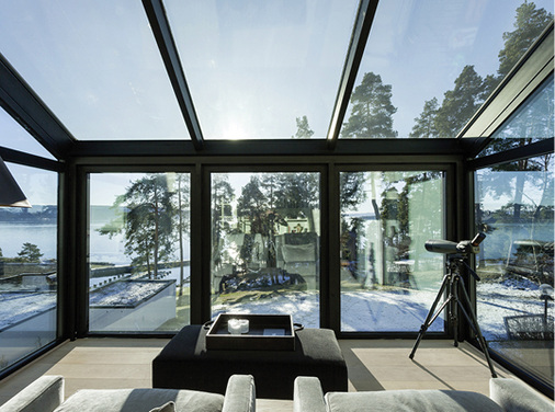 



Ansicht ungetöntes Glas: Bei dem Wintergarten wurde das schaltbare Sonnenschutzglas mit dem Wintergartensystem Schüco CMC 50 kombiniert. Dieses System ist eine passende Konstruktion zur Aufnahme der 3-fach-Isoliergläser mit variablem g-Wert.
