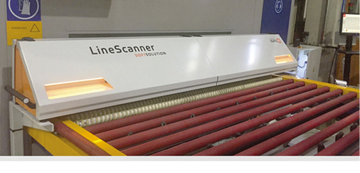 



Bild 02: Der Scanner, der direkt am Auslauf des ESG-Ofens positioniert ist, kann neben den Spannungsverläufen im Glas auch Fehler sowie das Scheibenformat detektieren.
