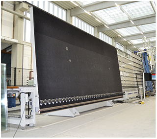 
Der neue vertikale Schneidtisch für Verbundgläser kann Formate bis zu 6 x 3,21 m verarbeiten. 



