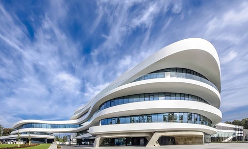 Für die großflächige Verglasung der Fassade planten die Architekten neutrale, schwach reflektierende Gläser ein.