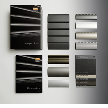 



Von Lamellen- und Gewebemustern über Aufrisszeichnungen bis hin zu Wanddetails und Ausstattungsmöglichkeiten beinhaltet das Kompendium alle wichtigen Informationen. 
