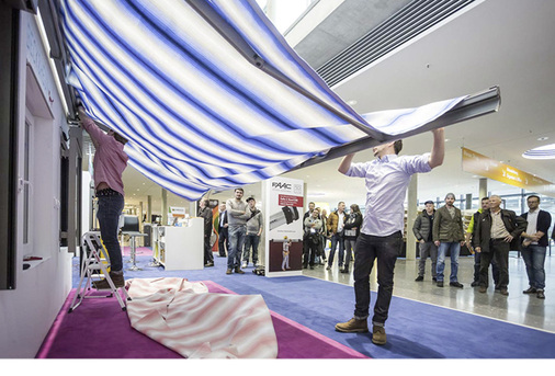 



Der Tuchwechsel auf einer Gelenkarmmarkise ist eine zentrale Aufgabe der Handwerkerbattle, bei der die Teilnehmer auf jeden Fall zu zweit Hand anlegen müssen.
