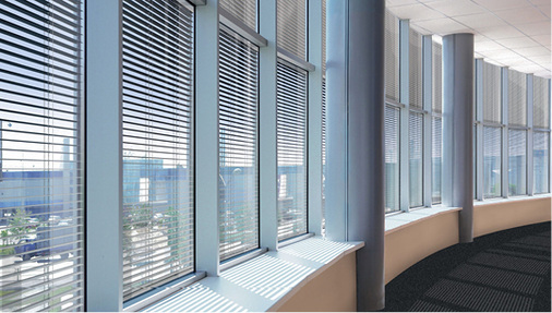 <p>
</p>

<p>
Innenjalousien können optimal in die Fassade integriert werden und schaffen die Möglichkeit, auch mit dem Tageslicht zu spielen, obwohl sie im Innenraum des Gebäudes angebracht worden sind. 
</p> - © Foto: Seybold Sonnenschutz

