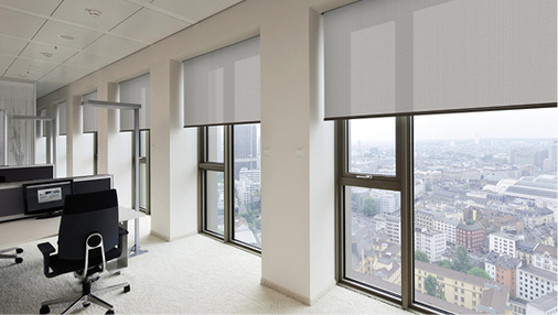 



In die Fassadenkonstruktion integrierte Rollos bieten die Möglichkeit, Büros individuell zu verschatten. Transparente Screen-Gewebe ermöglichen eine blendfreie Durchsicht nach außen und erfüllen die Anforderungen an Bildschirmarbeitsplätze.
