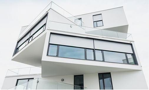 



Mit den ZIP-Anlagen wurde neben dem Raffstore eine weitere attraktive Alternative für den Sonnenschutz im Privatbereich geschaffen, die auch windstabil ist. 
