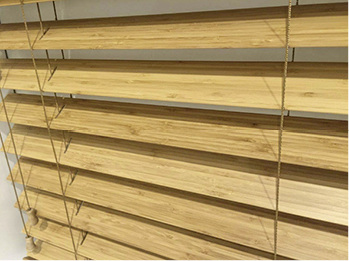 



Klassische Jalousien mit Holzlamellen können eine Herausforderung sein, müssen es aber nicht.
