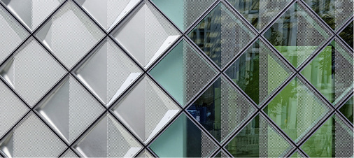 <p>
</p>

<p>
Das modulare Fassadensystem besteht aus vorgefertigten Glas-Metallkassetten. Die Stückzahl von über 7500 Kassetten ermöglichte die vollständige Vorfertigung und Konfektionierung der rautenförmigen Elemente im Werk. 
</p> - © Foto: Arup / Rossmann

