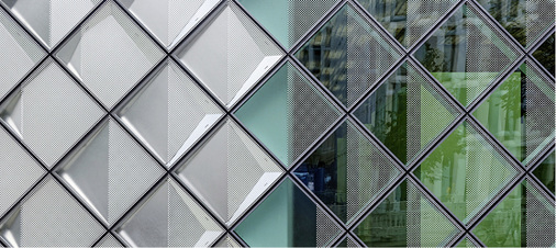 



Das modulare Fassadensystem besteht aus vorgefertigten Glas-Metallkassetten. Die Stückzahl von über 7500 Kassetten ermöglichte die vollständige Vorfertigung und Konfektionierung der rautenförmigen Elemente im Werk. 
