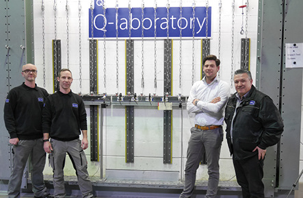 



Thomas Isselman (2.v.r) und das Techniker-Team vor dem firmeneigenen Prüfstand am Hauptsitz in Emmerich (NRW).
