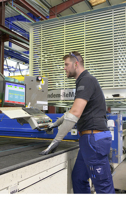 
Mit der Einbindung des platzsparenden ReMaster Restplattenspeichers über dem Schneidtisch wird eine optimale Materialausnutzung der eingesetzten Gläser garantiert. 



