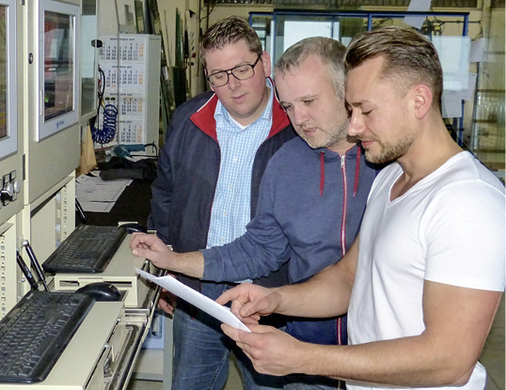 <p>
</p>

<p>
Abstimmung in der ESG-Fertigung: Geschäftsführer Thomas Pinnekamp (links) mit dem EDV-Leider und dem Ofenführer.
</p> - © Foto: Teutemacher Glas

