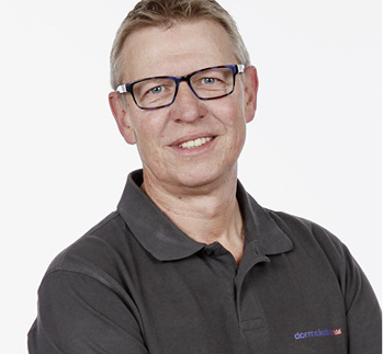 



Glasermeister und Glasbautechniker Oliver Krause von dormakaba schult Glasverarbeiter und Monteure.
