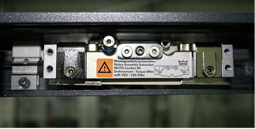 



Auf dem Rollenwagen angegeben: das Anzugsdrehmoment bei Klemmung von VSG
