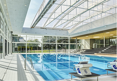 



Das Cabrio-Dach aus transparenter ETFE-Folie lässt sich auffahren und ermöglicht so das Schwimmen unter freiem Himmel.
