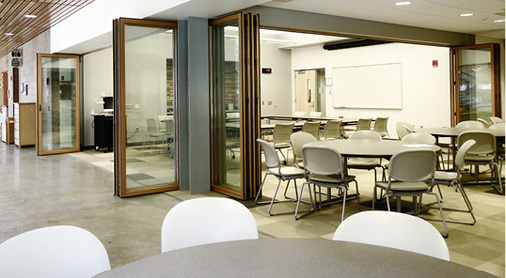 <p>
</p>

<p>
Aufenthaltsräume, Cafeterien oder Gymnastikbereiche erhalten durch Glaswände mehr Flexibilität: So lassen sich größere Räume trennen oder zusammenlegen. 
</p> - © Foto: Sunflex

