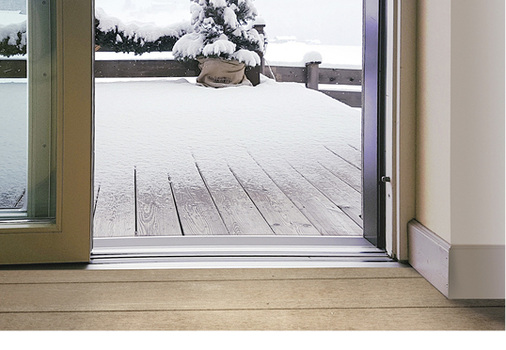 



Die Original-Nullschwelle in den Tiroler Bergen – ohne Rinne und ohne Vordach dicht seit 2011. Lesetipp: „Wasserdichtes Alibi“ von Kornelia Grundmann unter: 

www.bit.ly/Wasserdicht_Alumat

