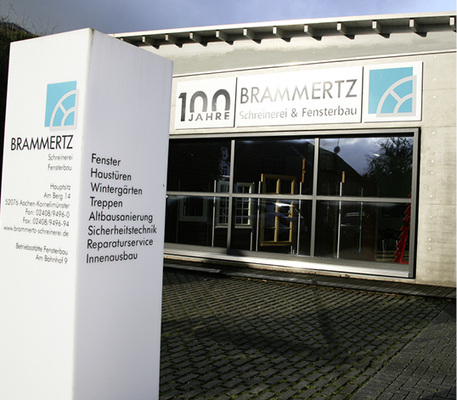 



Seit einigen Jahren gibt es neben dem Stammhaus noch einen Steinwurf entfernt diese Werkshalle. Hier Am Bahnhof wird die neue Ausstellung präsentiert werden. 
