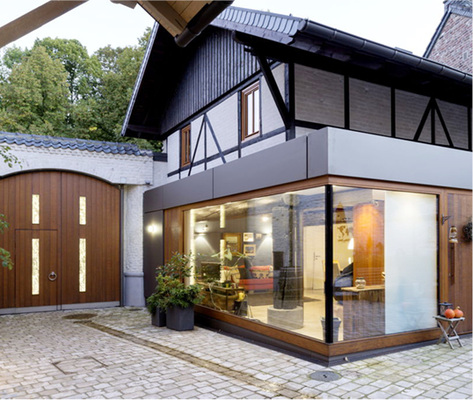 



Beim Vierkanthof unweit von Aachen hat Brammertz entscheidend dazu beigetragen, diesen aus dem Dornröschenschlaf zu wecken. 
