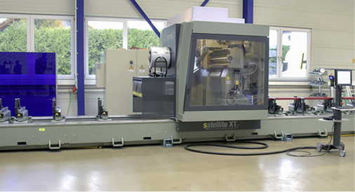 



Die Satellite XT, ein fünfachsiges CNC-Bearbeitungszentrum mit einem beweglichen Arbeitsportal.
