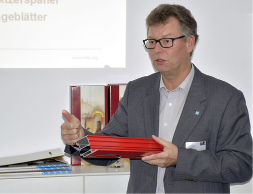 <p>
</p>

<p>
Martin Kenntner von Leitz bei der Unternehmenspräsentation auf dem Emmegi Branchentag.
</p> - © Foto: Daniel Mund / GLASWELT

