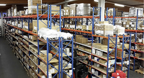 



Viele Meter an Regalen sind nötig, um die Vielzahl an Produkten vorrätig zu halten.
